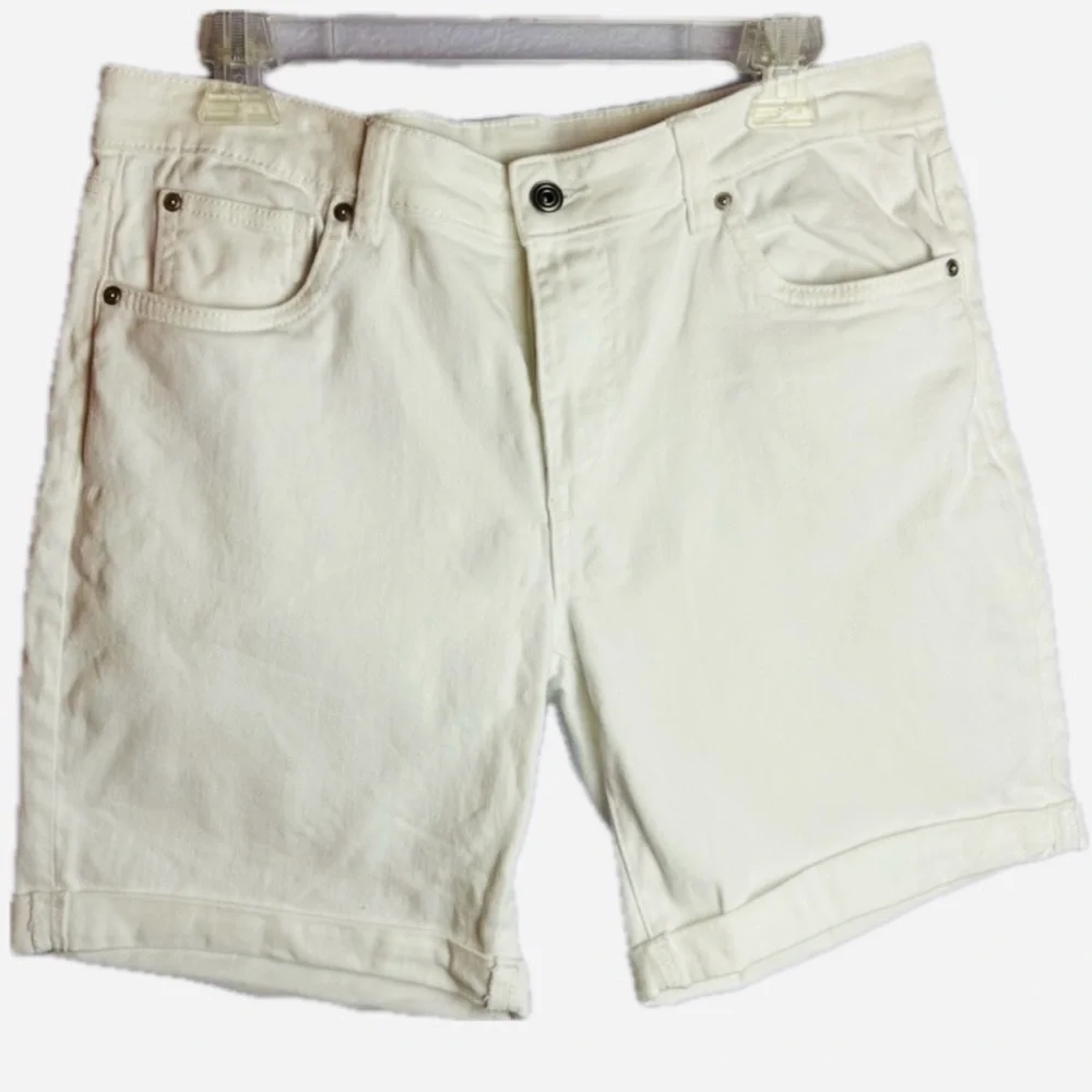 NWOT Celebrity Pink Cuffed White Bermuda Blossom Shorts RE Generation Mid Rise